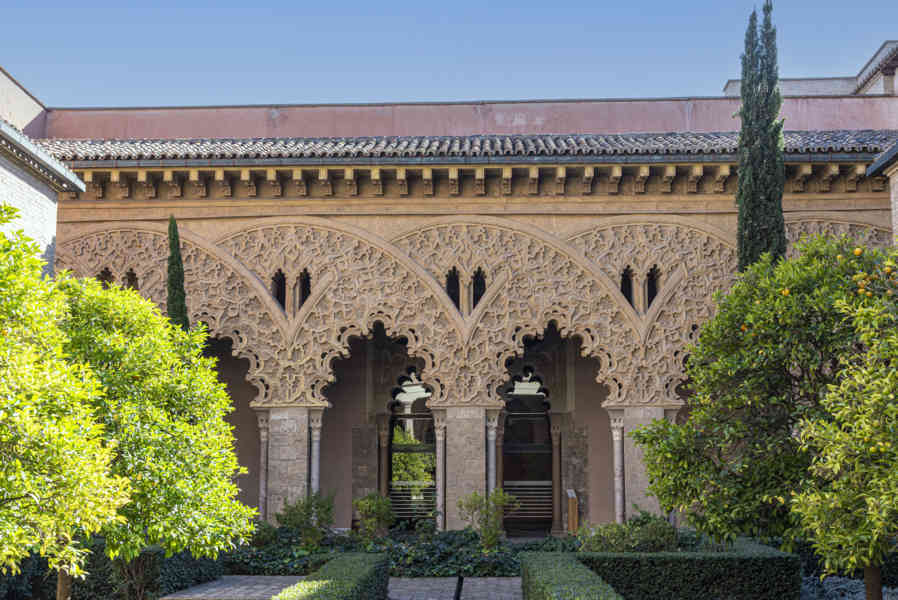 Zaragoza 091 - palacio de la Aljafería - patio de Santa Isabel.jpg